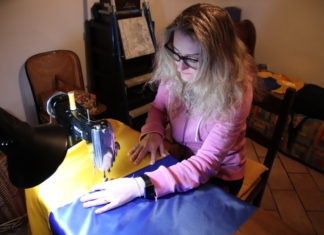 Foligno per l’Ucraina, cucite bandiere per protesta contro la guerra