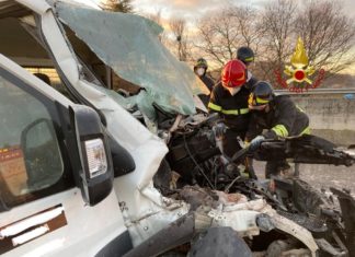 Perugia: incidente stradale, grave il conducente di un furgone
