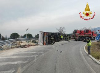 Camion si ribalta: chiusa la SS77 in direzione Foligno