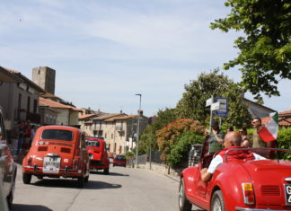 Le mitiche cinquecento tornano a sfilare sulle sponde del Trasimeno