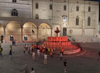 Perugia, la Fontana Maggiore diventa color “RossoAVIS”