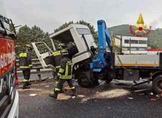 Raccordo Ra6 Magione: mezzo pesante urta guardrail, tratto chiuso