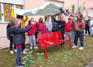 Tavernelle, una “panchina rossa antiviolenza” nel giardino della scuola