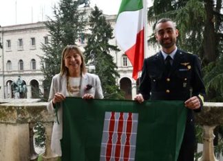 Donatella Tesei consegna la bandiera dell’Umbria all’ astronauta Patassa