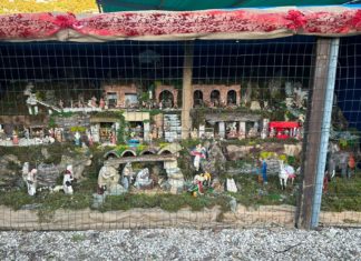 Perugia: a Canneto la creatività di un giovane residente accende la magia del presepe