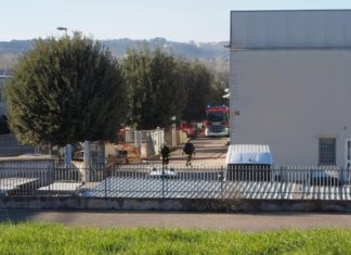 Fiamme in una fabbrica nei pressi di Perugia, nessun ferito