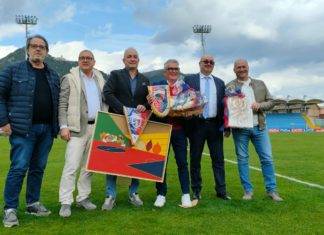 Finale Coppa Italia Pietralunghese-Cannara, il patron Martinelli consegna un quadro