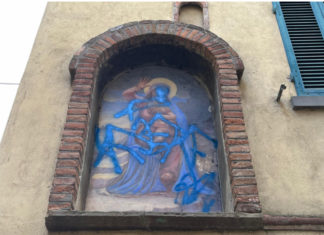 Vile atto vandalico a Umbertide: imbrattata l’edicola votiva di via Alberti