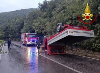 Incidente stradale a Terni: camion ribaltato