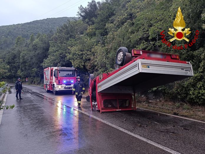Incidente stradale a Terni: camion ribaltato