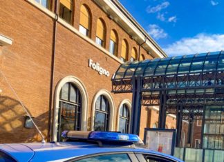 Foligno, inveisce contro i Capostazione e cerca di aggredire i poliziotti