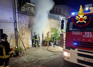 Terni, incendio nella notte: distrutto un minimarket a Calvi dell’Umbria