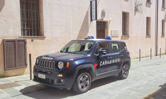 Carabinieri della Stazione di Perugia Fortebraccio, con l’ausilio di militari della Sezione Radiomobile della Compagnia, hanno arrestato un 41enne, di origini tunisine, già noto alle forze dell’ordine, ritenuto responsabile di detenzione ai fini di spaccio di sostanze stupefacenti e resistenza a Pubblico Ufficiale.  Gli operanti, recatisi presso il domicilio dell’uomo per un controllo conseguente al mancato rispetto della misura cautelare dell’obbligo di presentazione alla P.G., cui lo stesso era sottoposto per reati analoghi, hanno notato all’interno dell’abitazione la presenza di un bilancino di precisione e di materiale utilizzato per il confezionamento di droga.  La successiva perquisizione personale e domiciliare ha permesso di rinvenire e sequestrare 35 g di hashish, 5 g di eroina, nonché la somma in contanti di 1.000 euro, ritenuta costituire verosimilmente il provento dell’attività di spaccio.  Nel corso delle operazioni, l’uomo tentava di sottrarsi al controllo spintonando e aggredendo uno dei militari per guadagnare la fuga, venendo tuttavia immediatamente bloccato e dichiarato in stato di arresto in forza della condotta tenuta e dei così rilevanti elementi indiziari raccolti dai Carabinieri.  Ultimate le formalità di rito, l’arrestato è stato trattenuto presso le camere di sicurezza del Comando Provinciale in attesa del rito direttissimo, all’esito del quale l’arresto è stato convalidato dal Giudice del Tribunale di Perugia che ha disposto nei suoi confronti la custodia cautelare in carcere.