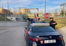 Rissa notturna fuori da un locale, identificati e denunciati sei giovani, tra cui un minorenne