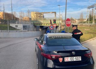 Rissa notturna fuori da un locale, identificati e denunciati sei giovani, tra cui un minorenne