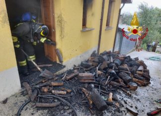 Incendio a Castellare Grello, Vigili del fuoco domano le fiamme