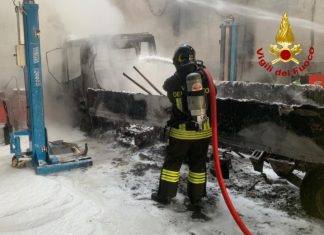 Incendio officina sulla Flaminia Ternana , tra Terni e Narni