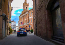 Aggredisce un 56enne dopo una lite per il cane: denunciato