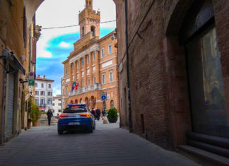 Aggredisce un 56enne dopo una lite per il cane: denunciato