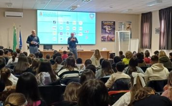 Il personale della Polizia di Stato incontra gli studenti di Gubbio per una lezione sulla legalità