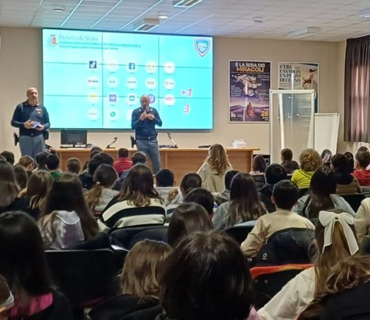 Il personale della Polizia di Stato incontra gli studenti di Gubbio per una lezione sulla legalità