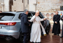 Papa Leone XIV in preghiera alla Tomba di san Francesco