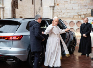 Papa Leone XIV in preghiera alla Tomba di san Francesco