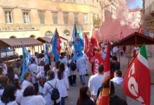 Centinaia di farmacisti in piazza a Perugia per chiedere “salario e dignità”