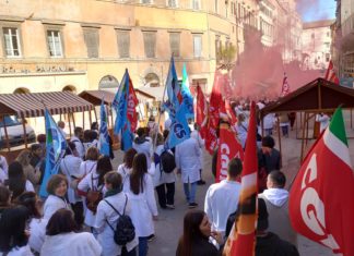Centinaia di farmacisti in piazza a Perugia per chiedere “salario e dignità”