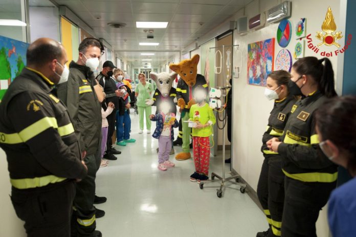 Perugia, i Vigili del Fuoco portano gioia in Oncoematologia Pediatrica