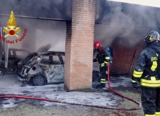Castiglione del Lago, due auto in fiamme: intervento dei Vigili del Fuoco