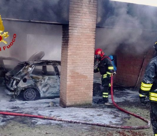 Castiglione del Lago, due auto in fiamme: intervento dei Vigili del Fuoco