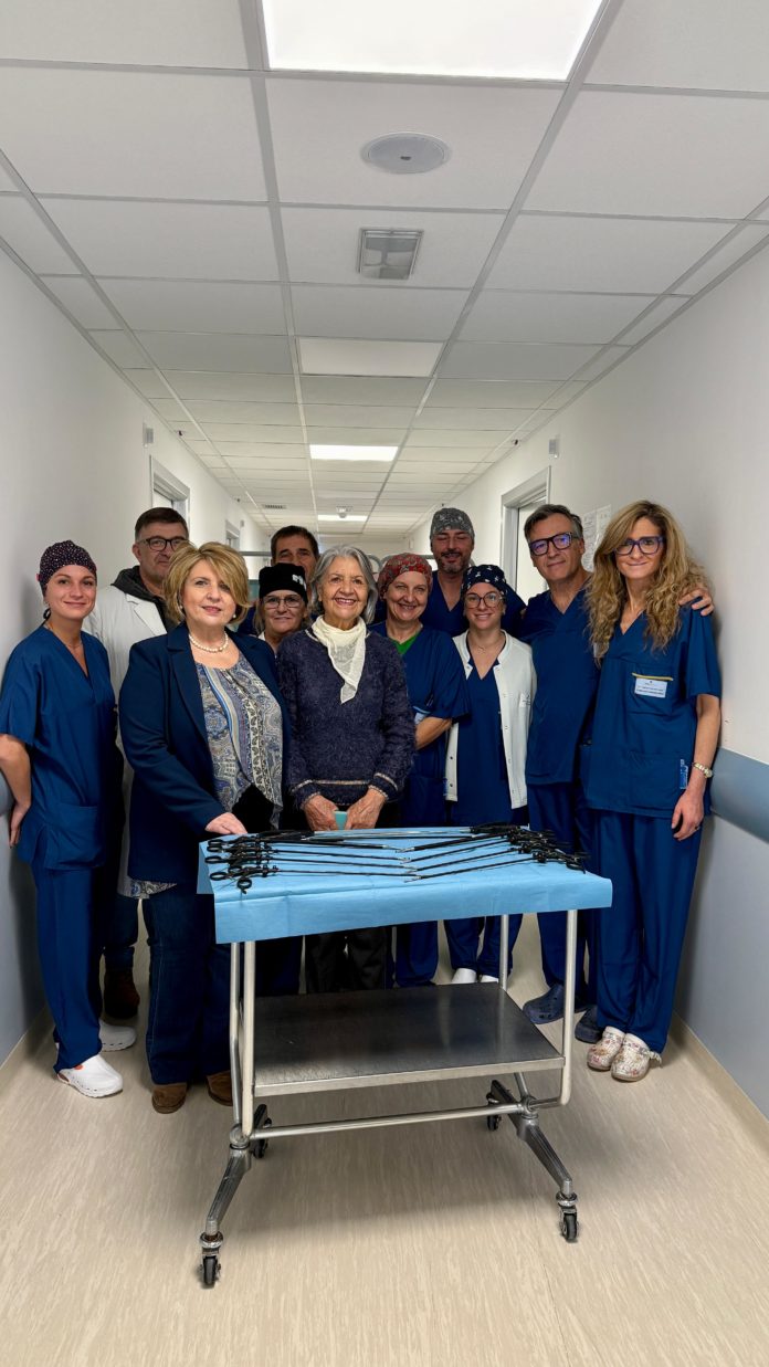 Un kit utilizzato per la chirurgia laparoscopica mini-invasiva, composto da 11 strumenti organizzati in due set identici. In questo consiste l'ultima donazione effettuata dall'associazione Azzurro per l'Ospedale a favore della sala operatoria della Chirurgia Generale dell'ospedale di Castiglione del Lago. Il kit – che comprende pinze Johann da 25 e 33 mm, porta aghi, dissettori Maryland e un uncino Crochet elettrificato – è stato consegnato nei giorni scorsi alla presenza di Teresa Tedesco, direttrice del Presidio Ospedaliero Unificato (di cui fa parte la struttura di Castiglione del Lago), Maida Pippi, presidente di Azzurro per l'Ospedale, e l'équipe della sala operatoria della Chirurgia Generale. Durante la cerimonia di donazione la dottoressa Tedesco ha ringraziato, anche a nome della direzione aziendale, l'associazione Azzurro per l'Ospedale per il continuo supporto e sostegno. Ha sottolineato come questa donazione non rappresenti soltanto un importante contributo strumentale ma sia, soprattutto, un gesto di vicinanza, fiducia e sostegno verso il lavoro quotidiano degli operatori sanitari. Il contributo dell'associazione, ha ribadito la dottoressa Tedesco, è un segno concreto di quanto l'ospedale sia parte viva del territorio, e di quanto la generosità delle persone possa fare la differenza ogni giorno La strumentazione è stata acquistata dall'associazione con il ricavato dell'iniziativa Azzurro Rock, evento benefico musicale organizzato da Azzurro per l'Ospedale in collaborazione con Lagodarte e I Borghi più belli d'Italia e con il patrocinio del Comune di Castiglione del Lago.