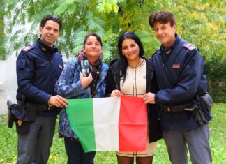 Città di Castello, donna vittima di violenza ringrazia la Polizia durante il conferimento della cittadinanza