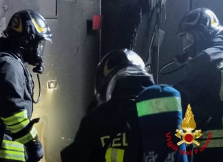 Città di Castello, incendio in un negozio di arredamenti