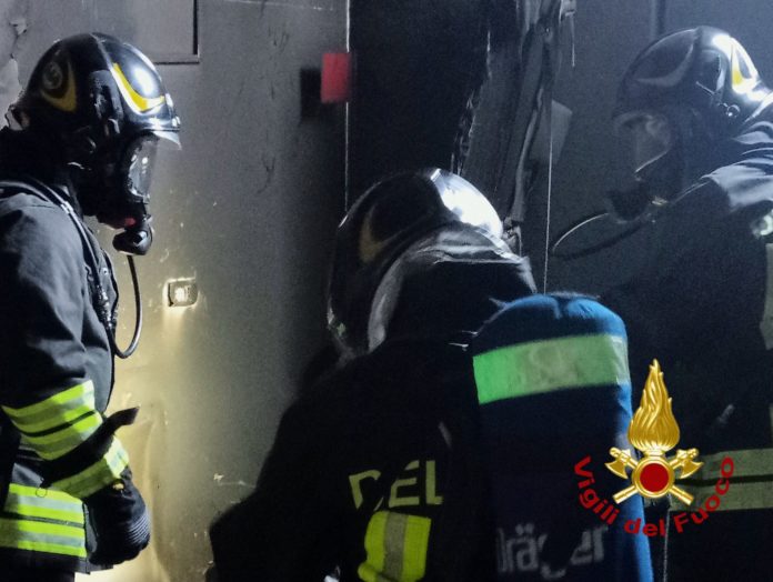 Città di Castello, incendio in un negozio di arredamenti