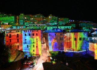Perugia accende il Natale 2025: inaugurate le luminarie e le Luci d’Artista di Mimmo Paladino