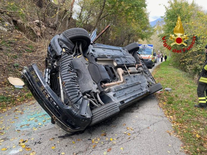 Fossato di Vico, precipita con l'auto da sette metri:  trasferito in ospedale