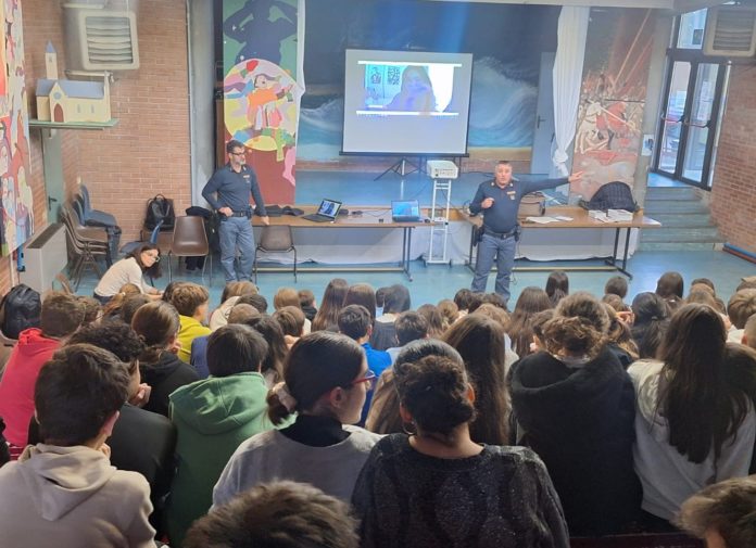 La Polizia di Stato di Perugia incontra gli studenti dell'Istituto Comprensivo Assisi 1 per una lezione sulla legalità