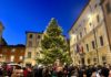 Umbertide accende la magia del Natale: in piazza Matteotti l’illuminazione del grande albero