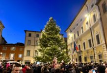 Umbertide accende la magia del Natale: in piazza Matteotti l’illuminazione del grande albero