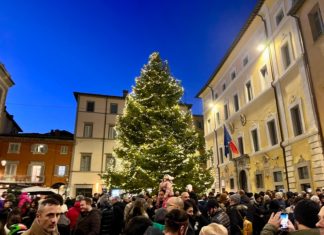 Umbertide accende la magia del Natale: in piazza Matteotti l’illuminazione del grande albero