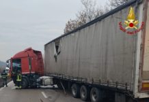 Autoarticolato finisce contro il guardrail sulla Perugia–Terni, illeso il conducente