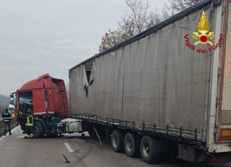 Autoarticolato finisce contro il guardrail sulla Perugia–Terni, illeso il conducente