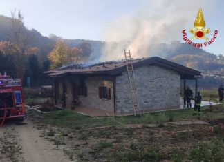 Incendio sul tetto di un’abitazione, deceduta una donna