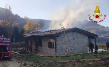 Incendio sul tetto di un’abitazione, deceduta una donna