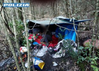 Si nascondeva in un giaciglio che utilizzava come base per lo spaccio: 32enne arrestato