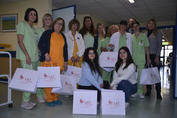 r1 group e lilt consegna panettono ospedale foligno (3)