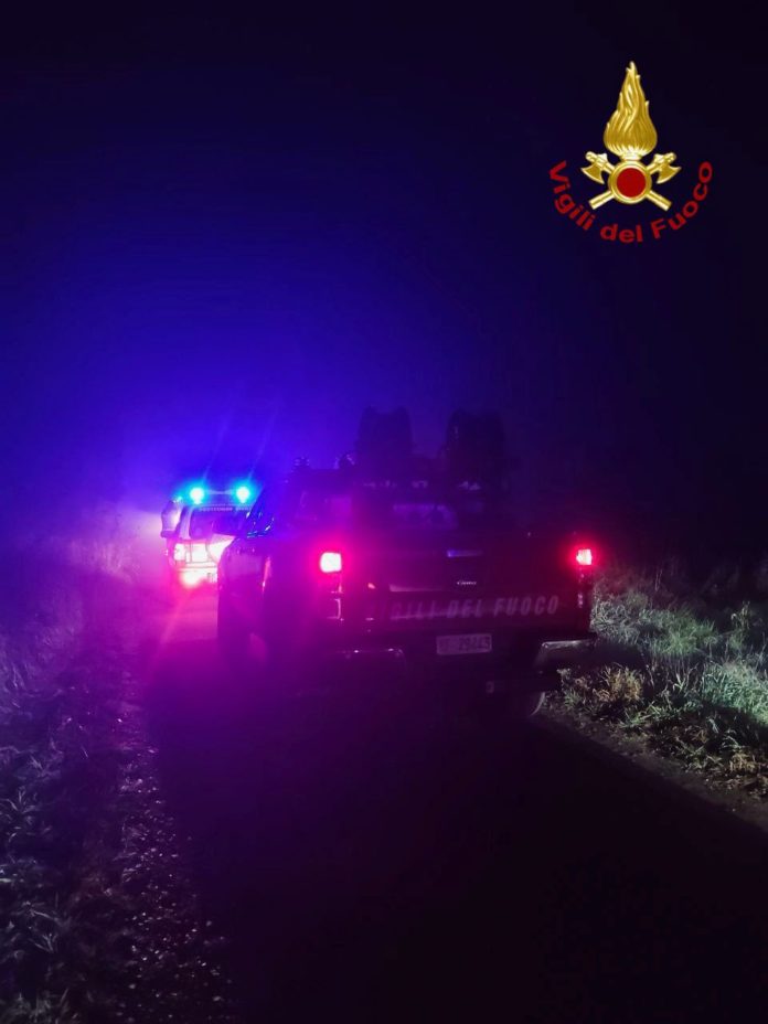 Si sono concluse positivamente le ricerche del giovane di 25 anni che si era allontanato dalla propria abitazione nella notte tra il 10 e l'11 dicembre a Tuoro sul Trasimeno. Il ragazzo è stato ritrovato in buone condizioni di salute dalla Protezione Civile, in un cunicolo sotto la ferrovia, e successivamente affidato al personale del 118 per le necessarie valutazioni mediche. Dalla segnalazione della scomparsa, le ricerche hanno coinvolto squadre dei Vigili del Fuoco, con unità di terra, cinofile, operatori SAPR (Sistemi a Pilotaggio Remoto) e supporti in acqua, tutte coordinate dall’Unità di Comando Locale (UCL). Hanno preso parte alle operazioni anche Carabinieri, Protezione Civile, Polizia Locale e il Sindaco di Tuoro, che hanno supportato attivamente le attività di ricerca. Le operazioni sono state rese particolarmente difficili dalle condizioni meteorologiche, che hanno impedito l’impiego dell’elicottero.