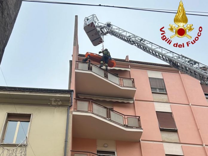 Terni, soccorso a persona caduta in casa